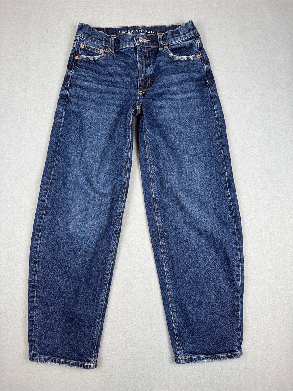 American Eagle Outfitters Barrel Jean in Dark wash
Size: 00 Short